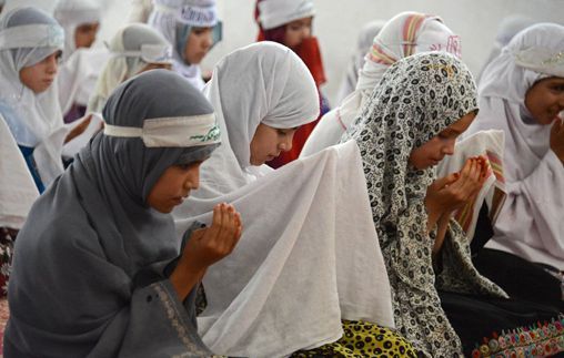 Fillettes musulmanes en train de prier à Kandahar (sud de l'Afghanistan) le 25 juin 2015 (AFP - Jawed Tanveer)