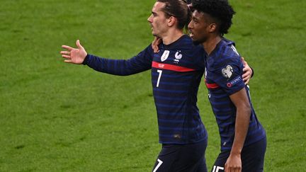 Buteur contre l'Ukraine à l'occasion de la 1re journée des éliminatoires pour la Coupe du monde 2022, mercredi 24 mars, Antoine Griezmann exulte avec son coéquipier Kingsley Coman. (ANNE-CHRISTINE POUJOULAT / AFP)