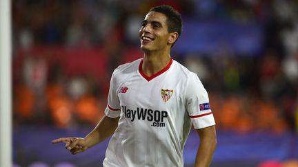 Wissam Ben Yedder célèbre un but sous le maillot du FC Séville, le 26 septembre 2017 au stade&nbsp;Ramon Sanchez Pizjuan (Espagne). (CRISTINA QUICLER / AFP)