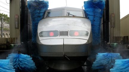 Un TGV en maintenance &agrave; Charenton-le-Pont (Val-de-Marne), le 5 octobre 2014. (CHRISTOPHE LEPETIT / ONLY FRANCE /AFP)