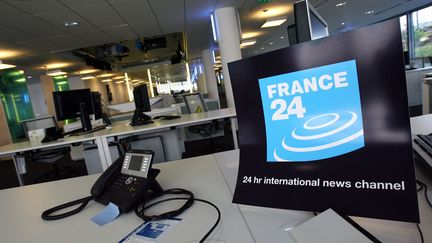 Le logo de France 24 est affichée dans les locaux de la chaîne à Issy-les-Moulineaux, dans les Hauts-de-Seine, le 13 septembre 2006. (FRANCK FIFE / AFP)