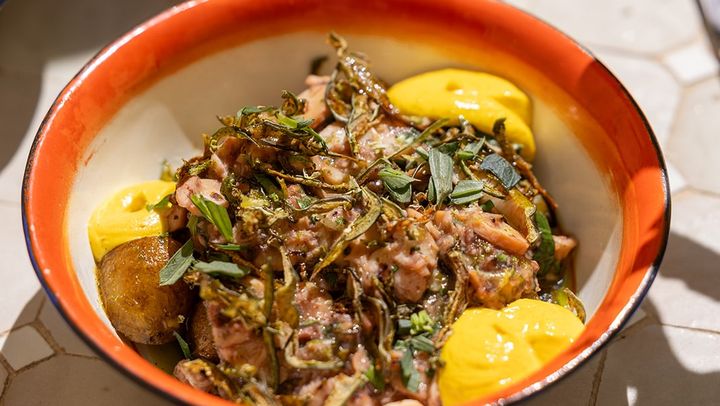 Le poulpe à la galicienne de Georgiana Viou, à Nîmes, un plat qui sent bon la Méditerranée. (MAKI MANOUKIAN / ROUGE)