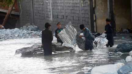 Des enfants déblayent une zone sinistrée par les inondations à Kalam, au Pakistan, le 5 septembre 2022. (HUSSAIN ALI / ANADOLU AGENCY)