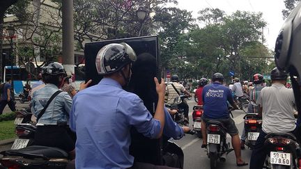 Il n'est pas rare de voir plusieurs personnes sur le même scooter transportant des objets volumineux. Cet écran plat arrivera probablement à bon port, tant les Vietnamiens sont habitués à transporter d'énormes charges sur leurs scooters. (Catherine Le Brech)