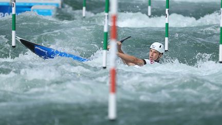 Le Français Titouan Castryck lors de la finale de kayak monoplace (C1), le 1er août 2024 à Vaires-sur-Marne (Seine-et-Marne), à l'occasion des Jeux olympiques de Paris 2024. (ANTOINE COUVERCELLE / AFP)