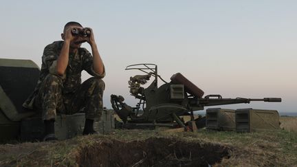 Un militaire ukrainien dans un camp militaire, dans la r&eacute;gion de&nbsp;Louhansk (Ukraine), le 20 ao&ucirc;t 2014.&nbsp; (VALENTYN OGIRENKO / REUTERS)