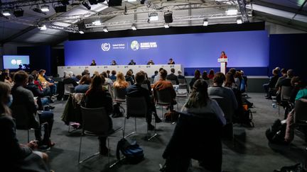 Des journalistes assistent à une&nbsp;conférence de presse de la présidente de la Chambre américaine des représentants, Nancy Pelosi, le 9 novembre 2021, à Glasgow (Royaume-Uni). (DOMINIKA ZARZYCKA / NURPHOTO / AFP)