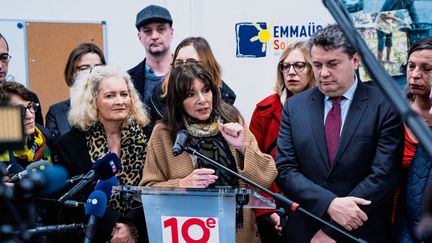 La maire de Paris Anne Hidalgo en déplacement dans un lieu d'hébergement d'urgence dans le 18e arrondissement, le 22 décembre 2023. (AMAURY CORNU / HANS LUCAS / VIA AFP)