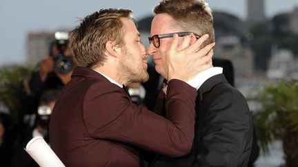 Le réalisateur danois Nicolas Winding Refn est félicité par son acteur Ryan Gosling pour le prix de la mise en scène remis à “The Driver”
 (ANNE-CHRISTINE POUJOULAT/AFP)