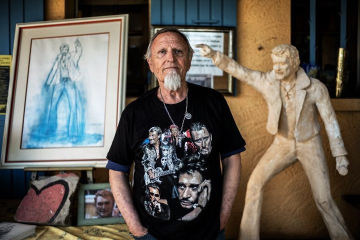 Pierre Ragottaz, à côté d'une miniature de la statue de Johnny Hallyday. 
 (JEFF PACHOUD / AFP)