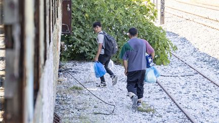 Des demandeurs d'asile près de Thessalonique, en Grèce, le 11 octobre 2022. Photo d'illustration. (NICOLAS ECONOMOU / NURPHOTO / AFP)