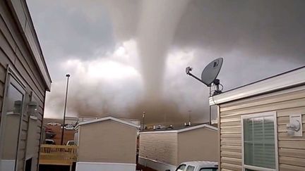 Capture d'&eacute;cran d'une vid&eacute;o filmant une tornade pr&egrave;s de Watford City (Dakota du Nord, Etats-Unis), le 26 mai 2014. (DAN YORGASON / AP / SIPA)