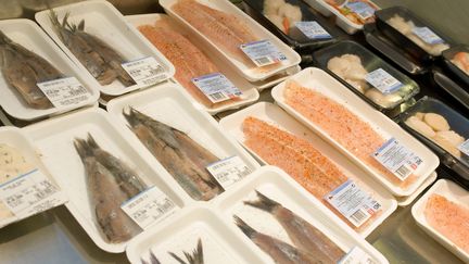 Des barquettes de poissons dans un supermarché. Photo d'illustration. (CORTIER DANN / MAXPPP)