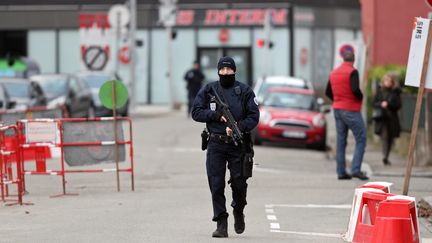 Un opération de police dans le quartier du Neudorf, à Strasbourg, le 13 décembre 2018. (JEAN-MARC LOOS / MAXPPP)