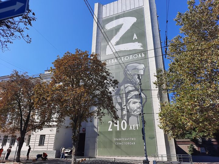 Une affiche célébrant les 240 ans de la fondation de Sebastopol, ornée du "Z" synonyme de soutien aux forces armées russes, le 20 septembre 2023. (SYLVAIN TRONCHET / RADIO FRANCE)