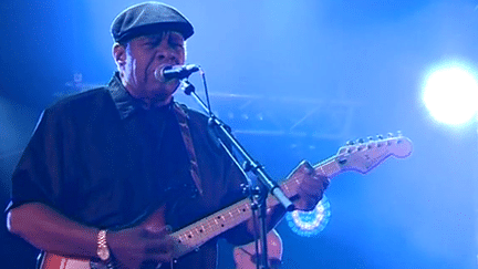 Le guitariste américain Roy Roberts à Jarnac pour l'ouverture du festival Cognac Blues Passions, le 5 juillet 2016
 (Culturebox / Capture d&#039;écran)