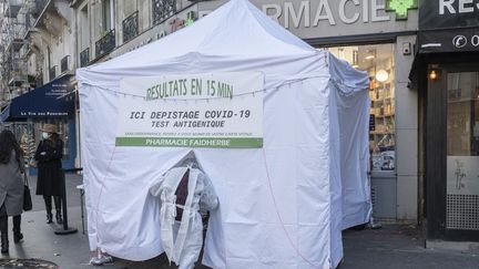 Une tente de dépistage du Covid-19 devant une pharmacie à Paris, le 8 décembre 2020. (ANTOINE WDO / HANS LUCAS / AFP)