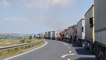 À Réni, des milliers de camions attendent&nbsp;parfois plusieurs semaines pour décharger leurs marchandises, 10 juillet 2022. (VALENTIN DUNATE / RADIO FRANCE)