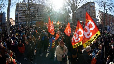 Des drapeaux de la CGT dans une manifestation contre la réforme des retraites à Toulouse (Haute-Garonne), le 11 février 2023. (ALAIN PITTON / NURPHOTO / AFP)