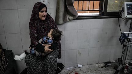 Une Palestinienne blessée avec son enfant à l'hôpital Nasser à Khan Younès, dans la bande de Gaza, le 22 janvier 2024. (BELAL KHALED / ANADOLU / AFP)