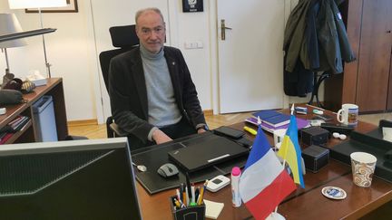 Etienne de Poncins, ambassadeur de France, de retour dans son bureau à Kiev, le 17 avril 2022. (DAPHNE ROUSSEAU / AFP)