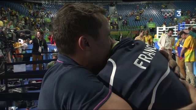 JO 2016/boxe : médaillé d'argent, Sofiane Oumiha fond en larmes et tombe dans les bras de Brahim Asloum