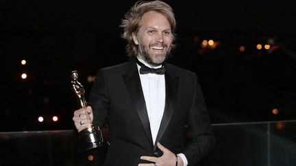 Le dramaturge et réalisateur français&nbsp;Florian Zeller avec son Oscar de la meilleure adaptation de sa pièce "Le Père", devenu "The Father" au cinéma, le 25 avril 2021 à Los Angeles. (POOL / GETTY IMAGES NORTH AMERICA)