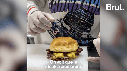 Un smash burger, c’est un burger dont la viande est écrasée lors de la cuisson, lui donnant plus de croustillant que d'habitude. Samuel Nataf, le chef de Dumbo Paris, livre sa recette du smash burger parfait.