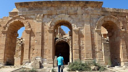 Certains sites, comme Charax (punique) et Taucheira (gréco-romain), «sont pris en otage par les différentes forces armées qui (…) n’éloignent même pas les armes lourdes des zones archéologiques», observe Mohamed Arbi Nsiri. A Sabratha, les ruines romaines continuent à subir les ravages du temps: effets de l’érosion et dégradation de la pierre (photo prise le 1er septembre 2018). (Mahmud Turkia – AFP)