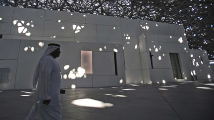 A l'intérieur du Louvre Abu Dhabi, dans la capitale des Emirats arabes unis, le 6 novembre 2017. (KAMRAN JEBREILI / AP / SIPA)