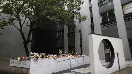 Des fleurs devant la résidence de Lola, le 14 octobre 2022.&nbsp; (GEOFFROY VAN DER HASSELT / AFP)