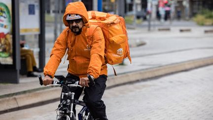 Sayed Sadaat, ancien ministre afghan, livre des plats dans les rues de Liepzig (Allemagne) le 29 août 2021. (JENS SCHLUETER / AFP)