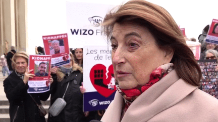 Chaque vendredi à 12h30, les familles d'otages français du Hamas se réunissent sur la place parisienne du Trocadéro. Présente sur place, vendredi 24 novembre, la journaliste Aude Soufi a donné la parole à Nathalie Riu-Guez, organisatrice du rassemblement.