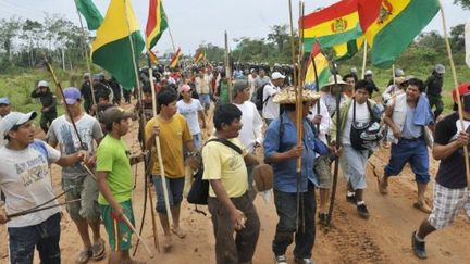 La marche des indiens amazoniens dénonce un projet de route à travers leur terre ancestrale préservée (AFP PHOTO / AIZAR RALDES)