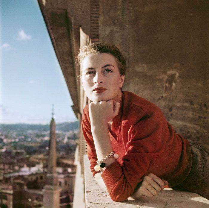 Robert Capa, Capucine, mannequin et actrice française, sur un balcon à Rome, 1951
 (Robert Capa / International Center of Photography / Magnum Photos)