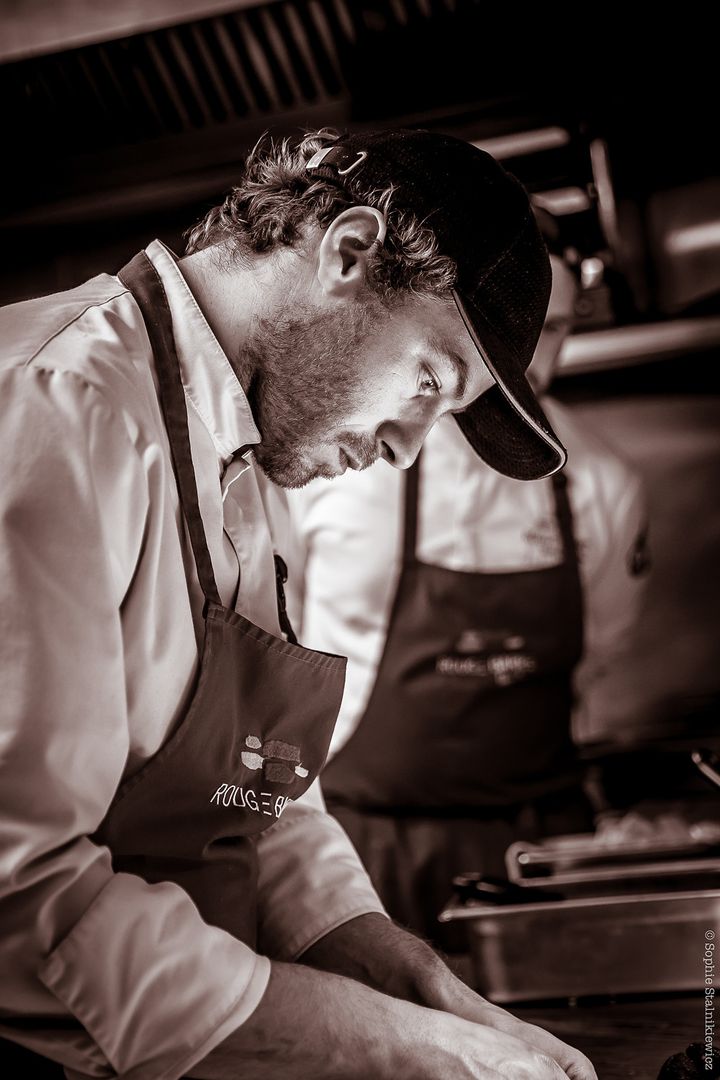 Steven Ramon dans sa cuisine du Rouge-Barre. (SOPHIE STALNIKIEWICZ)