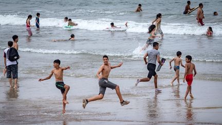 De jeunes Marocains sur une plage le long de la côte de la ville de Salé, au nord de la capitale Rabat, le 25 juin 2020. (FADEL SENNA / AFP)