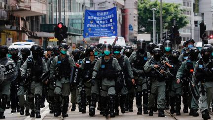 La police anti-émeute avance vers les manifestants réunis pour le 23e anniversaire de la rétrocession de Hong Kong à la Chine, le 1er juillet 2020. (TYRONE SIU / REUTERS)