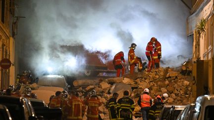 L'intervention des secours rue de Tivoli à Marseille pour retrouver d'éventuelles victimes dans l'effondrement de deux immeubles. (NICOLAS TUCAT / AFP)