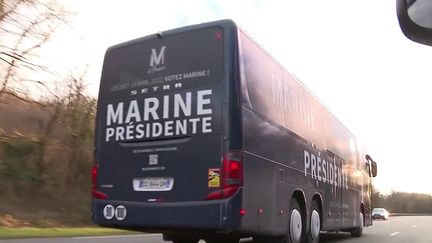 Présidentielle : des bus à l'effigie de Marine Le Pen sillonnent la France