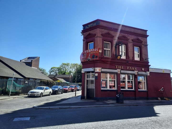 Un bar du quartier du stade Anfield, à Liverpool, le jeudi 2 juin 2022.&nbsp; (AGATHE MAHUET / FRANCEINFO)