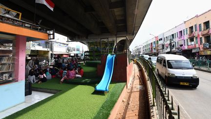 Une bibliothèque nichée sous une voie rapide à Jakarta, en Indonésie
 (ADEK BERRY / AFP)