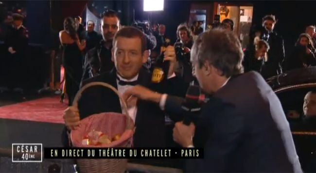 &nbsp; (Dany Boon, président de la cérémonie, accueilli à son arrivée par un... panier garni © Maxppp)