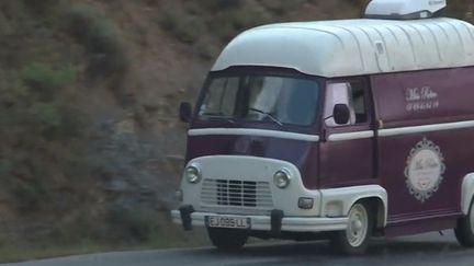 En Ardèche, un salon de coiffure vintage sillonne les routes pour aller à la rencontre des clients dans les villages. (FRANCE 3)