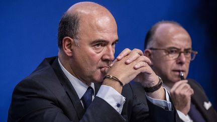 Le ministre de l'Economie, Pierre Moscovici (&agrave; g.) et le ministre d&eacute;l&eacute;gu&eacute; au Budget, Bernard Cazeneuve, lors de la pr&eacute;sentation du projet de loi de finances 2014, le 25 septembre 2013 &agrave; Paris. (MAXPPP)