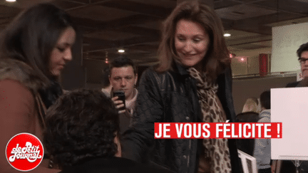 L'ancienne femme de Nicolas Sarkozy, C&eacute;cila Attias, salue le journaliste Edwy Plenel lors du Salon du livre de Paris, dimanche 23 mars 2014. (CANAL PLUS)