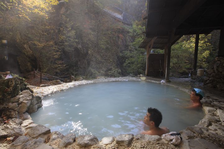 Les onsen sont des sources d'eau chaude, comme ici dans la ville thermale Shirahone. (CYRIL RUOSO / BIOSPHOTO)