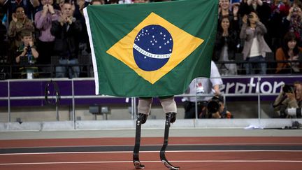 Le Br&eacute;silien Alan Fonteles Cardoso Oliveira c&eacute;l&egrave;bre sa victoire en finale du 200 m T44 aux Jeux paralympiques de Londres (Royaume-Uni), le 2 septembre 2012. (EMILIO MORENATTI / AP / SIPA)