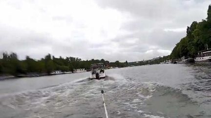 Le ski nautique sur la Seine, c'est possible (FRANCEINFO)