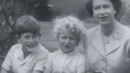 Capture d'&eacute;cran imaegs BBC LE Prince Charles, enfant &agrave; c&ocirc;t&eacute; de sa m&egrave;re l reine d'Angleterre (BBC)